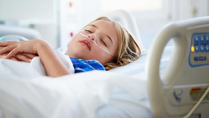 Valentýnku (4) poslal lékař domů. Zvracela krev a třásla se, tvrdí otec