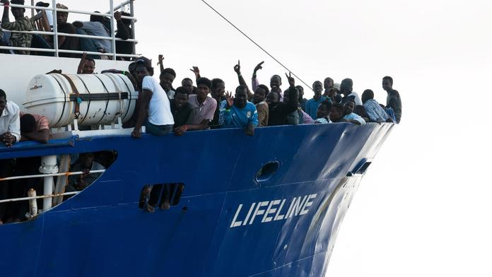 Další loď s migranty nechce nikdo přijmout, na palubě má 239 lidí