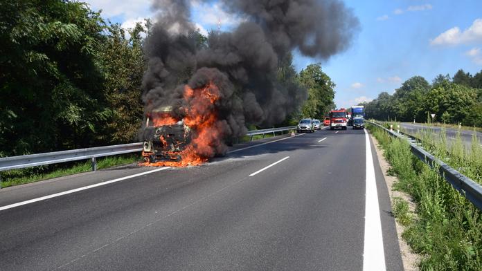 Dodávku na dálnici zcela pohltily plameny, nevydržela izolace