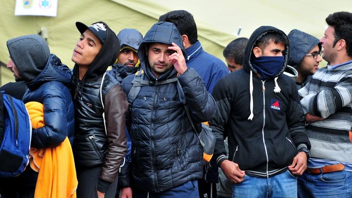 Buďte vtipní a nezírejte! V Belgii radí uprchlíkům, jak flirtovat