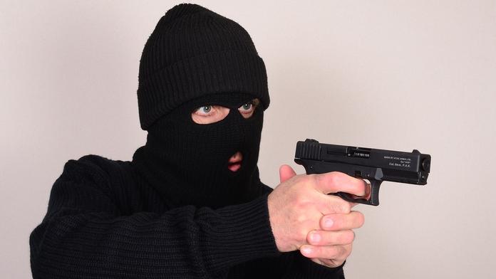 Sedmáci s atrapou pistole přepadli učitelku! Důvod vás překvapí