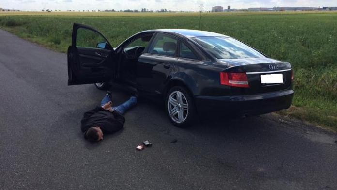 Střelba v Praze: Kriminalistům chtěl ujet zloděj v kradeném autě!