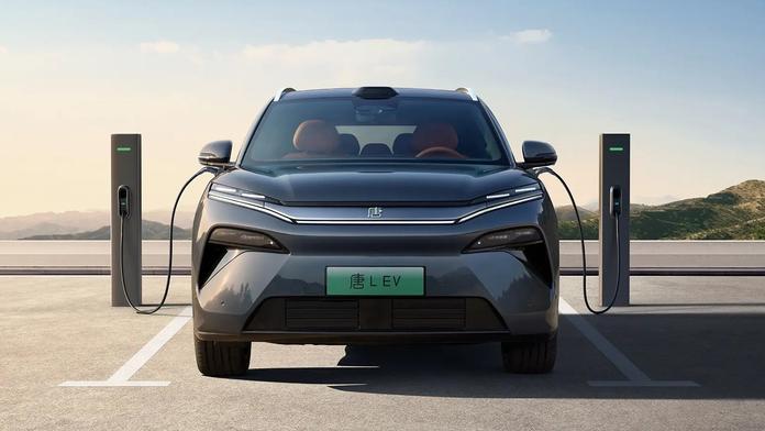 BYD prozradila, kdy pošle do Evropy supernabíječky. Elektromobil nabijí za pět minut!