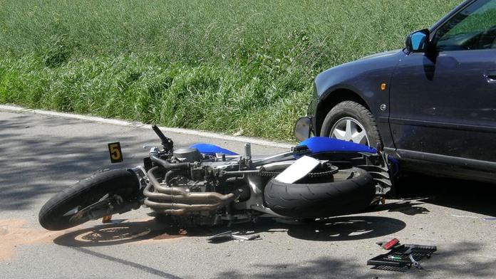 Na Zlínsku havaroval motorkář. PŘELETĚL PŘES ŘIDÍTKA