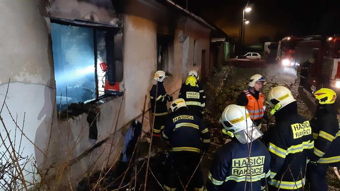 Dům na Znojemsku zachvátil požár. Pes se zachránil, senior přišel o život
