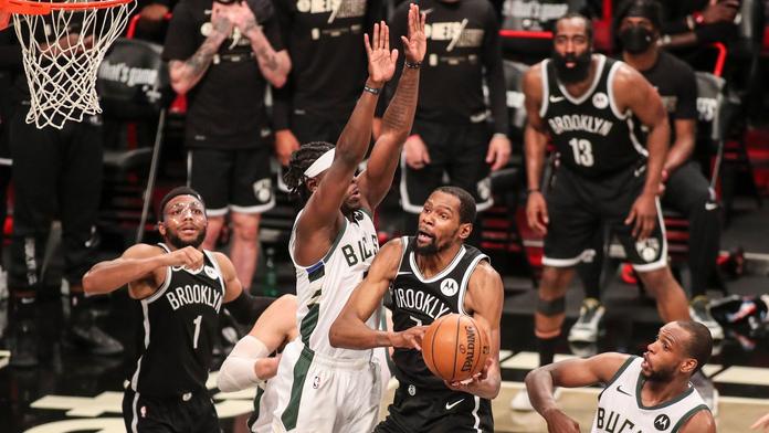Kevin Durant útočí na koš Milwaukee