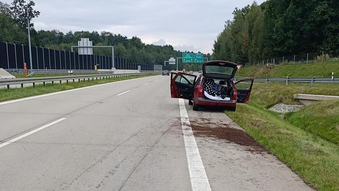 Děsivý návrat z dovolené. Opilý otec boural na dálnici, po nehodě si v autě ustlal