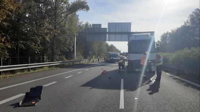 Náklaďák srazil na dálnici D10 člověka