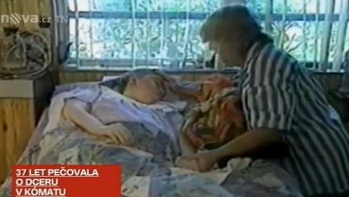 Matka se 37 let starala o svou dceru v komatu. Věřila, že se probudí
