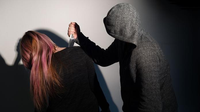 Útočník v západním Německu v parku ubodal teenagerku (15)!