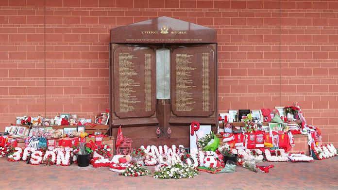 Památník obětem tragédie v Hillsborough u stadionu Liverpoolu