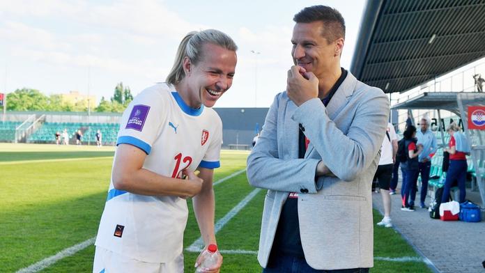 Česká fotbalistka Klára Cahynová a Tomáš Pešír, místopředseda FAČR