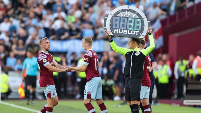 Ostudná statistika Premier League: Ve většině zápasů se půl hodiny nehraje