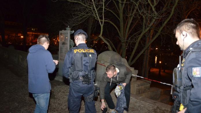Mladí DÁNOVÉ skákali nazí z mostu do Vltavy! Hledali je policisté!