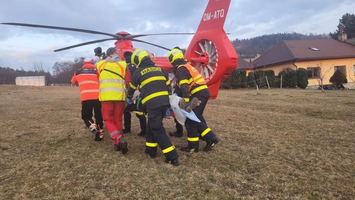 Muž jel se dvěma dětmi na čtyřkolce. Po nehodě bojuje o život on i 7letý chlapec