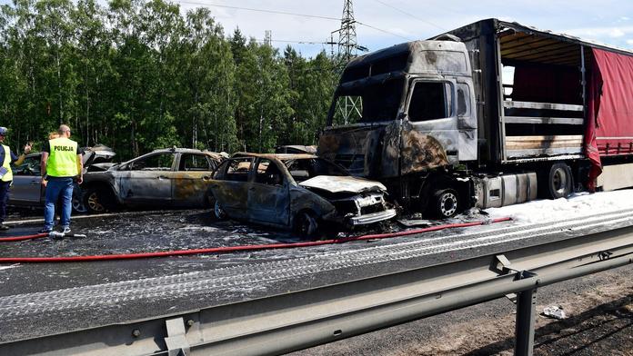 Při hromadné nehodě v Polsku zemřelo 6 lidí! Auta začala hořet