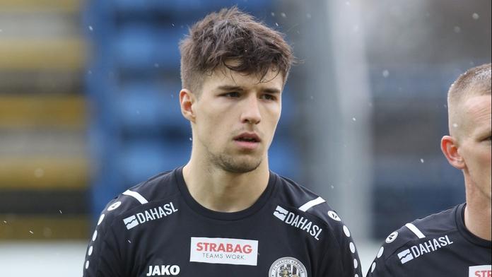 Je to frajer. Český fotbalista riskoval život, ve tmě na silnici zachraňoval žáby