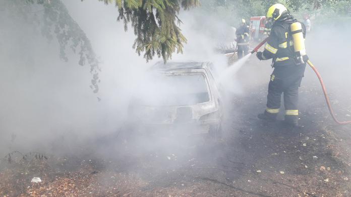 Další požár elektromobilu. Přestavěný malý peugeot na baterky lehl popelem
