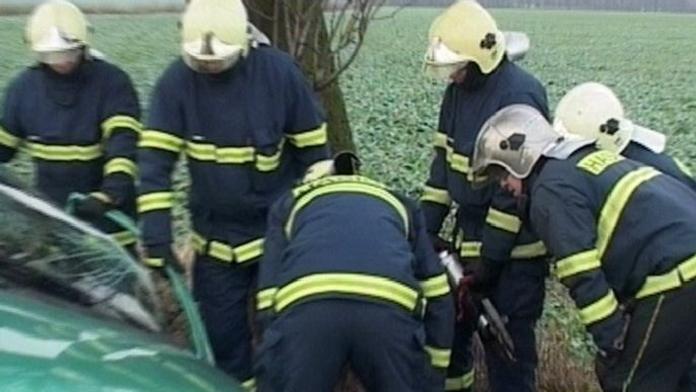 Desítky dopravních nehod a mrtví na silnicích