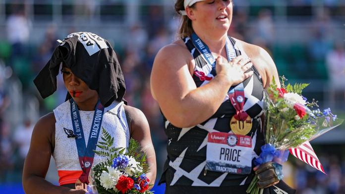 Gwen Berry při ceremoniálu vítězů