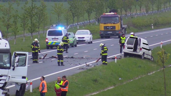 Dodávka se čelně srazila s náklaďákem, řidič nemohl přežít!