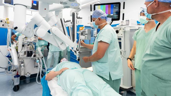 Už vás operoval robot? V Hořovicích to umí. Pacienti odchází domů o dny dřív
