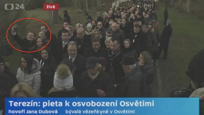 Trapas! Škromach fotil selfie v koncentráku! Načapaly ho kamery