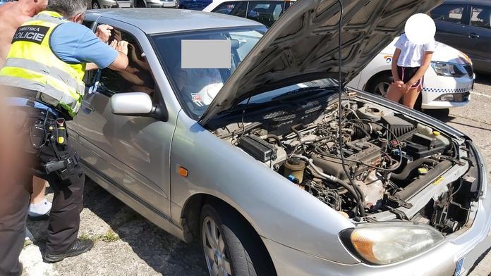 Rozbitá elektronika uvěznila ženu v Pardubicích v autě, nemohla ven
