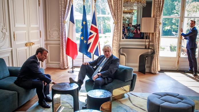 Britský premiér pobouřil svět! U Macrona se prý choval trapně