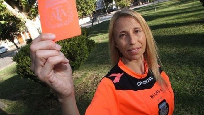 Ohavnost! Rozhodčí chybovala, asistentku polili vařící vodou