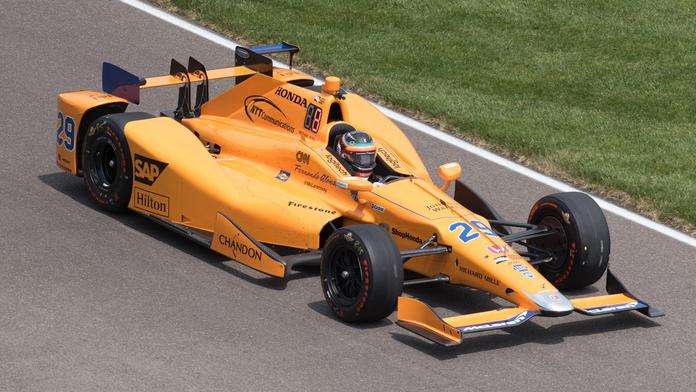 Alonso se v IndyCar zabydlel na čele, na rychlý pátek jel 373 km/h!