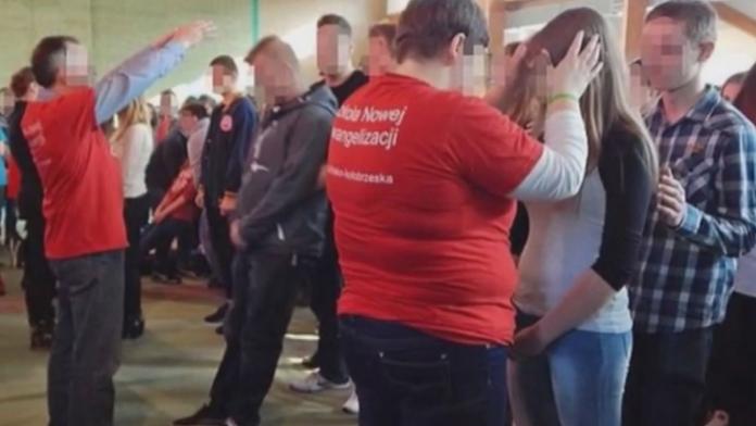Kněz z dětí hromadně vymítal ďábla. Plakaly, křičely a svíjely se!