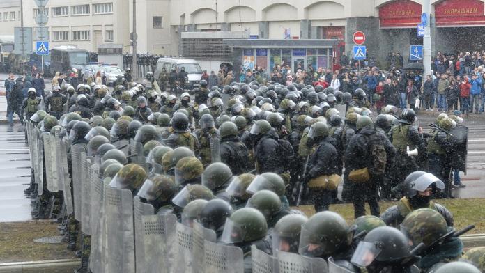 Po brutálním potlačení protestu v Minsku propukly další v celé zemi