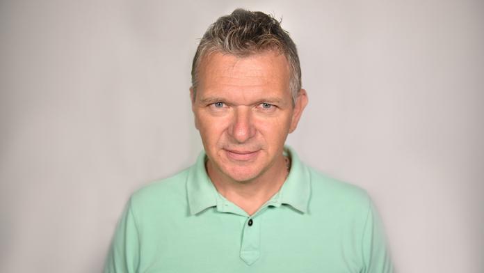 Radost oblíbeného reportéra. Je otcem dvojčátek, k porodu ale nesměl