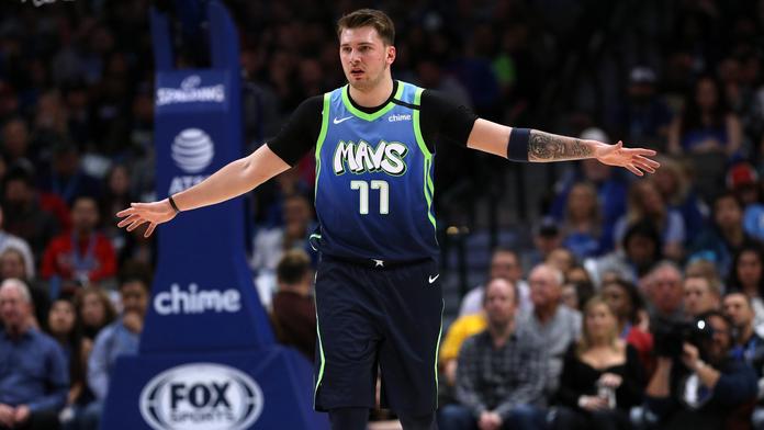 76ers přišli o Embiida a poté prohráli s Clevelandem, Dončič opět zářil