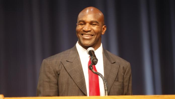 BLOG: Řezník z ringu Holyfield ukončil kariéru a představil omáčku