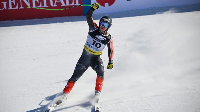 Super-G mužů vyhrál o setinu Crawford. Připsal si své první vítězství v kariéře