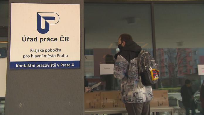Nemocná manželka, k tomu čtyři děti. Nyní ještě muži hrozí, že přijde o bydlení