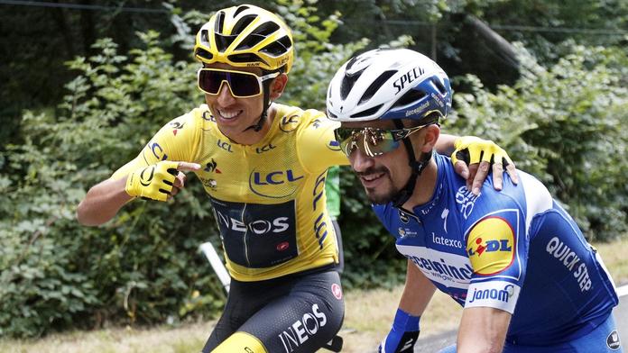 Egan Bernal (vlevo) a Julian Alaphilippe při dojezdu na Champs-Élysées