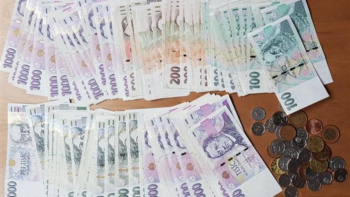 Na ulici ležela taška s velkým balíkem peněz. Poctivý nálezce vše odevzdal