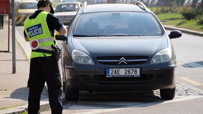 Pražskou ulicí se toulal nahý chlapeček, obléct ho museli strážníci