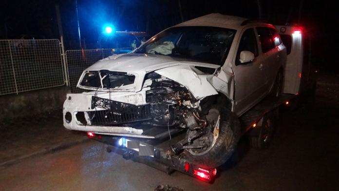 Octavii nedalo přednost auto, řidič uhnul a rozbil se o strom