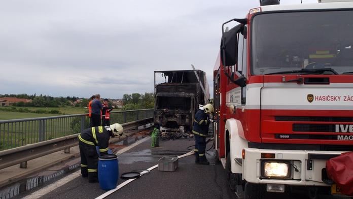 Kolony směrem na Slovensko: Dálnici D2 zastavil hořící kamion