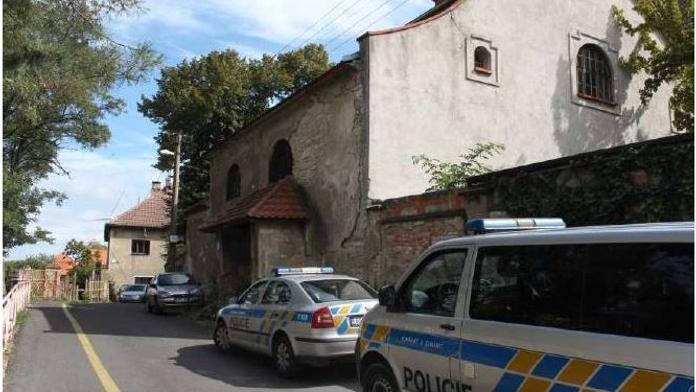Děti na zahradě mateřské školy vyhrabaly z hlíny lidskou lebku a kost