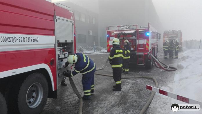 Na Mostecku hořela výrobní hala! Hasiči evakuovali stovku lidí