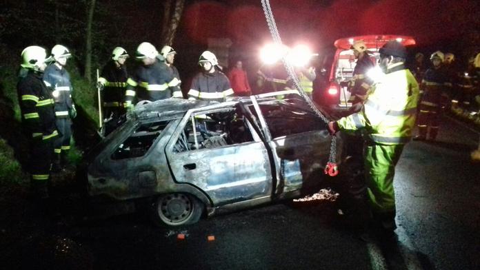 Nehoda na Benešovsku má jednu oběť. Auto po nárazu shořelo
