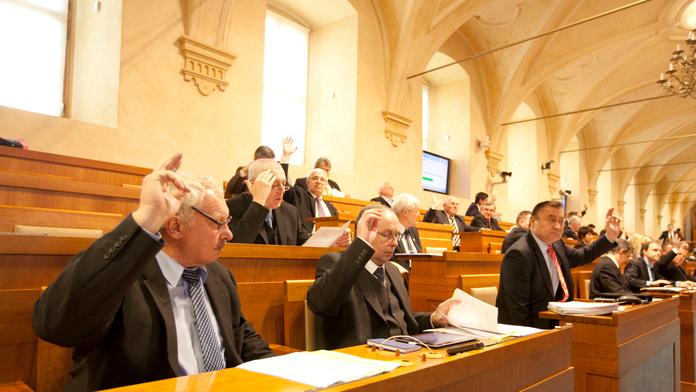 Konečně! Zákonodárci i ústavní soudci asi přijdou o doživotní imunitu