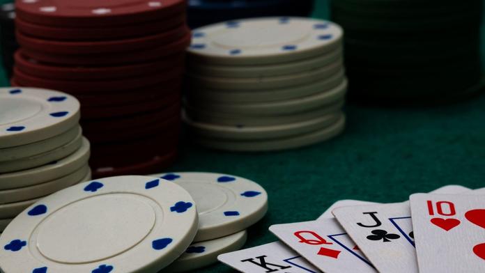 Velký skandál při pokeru. Vítězka si měla k výhře pomáhat vibračním zařízením
