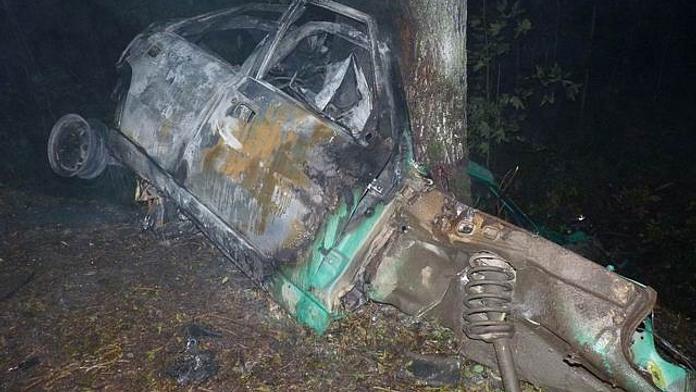 Auto začalo po nárazu do stromu hořet! Uvnitř uhořel řidič!