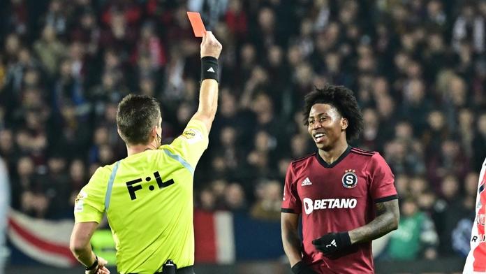 Hříšná Sparta. Letenští dostali v letošní sezoně nejvíce červených karet v historii